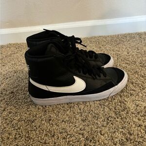 Nike court black and white 5.5Y